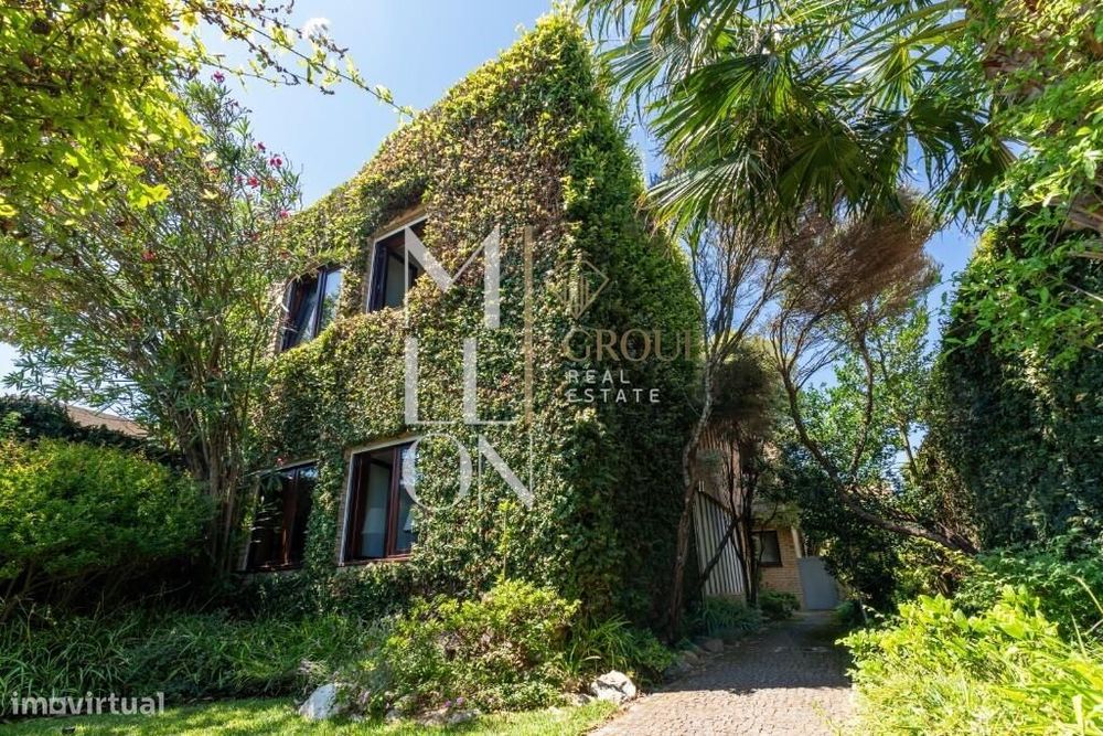 Moradia com 4 Frentes, Jardim e Garagem – Perto do Mar