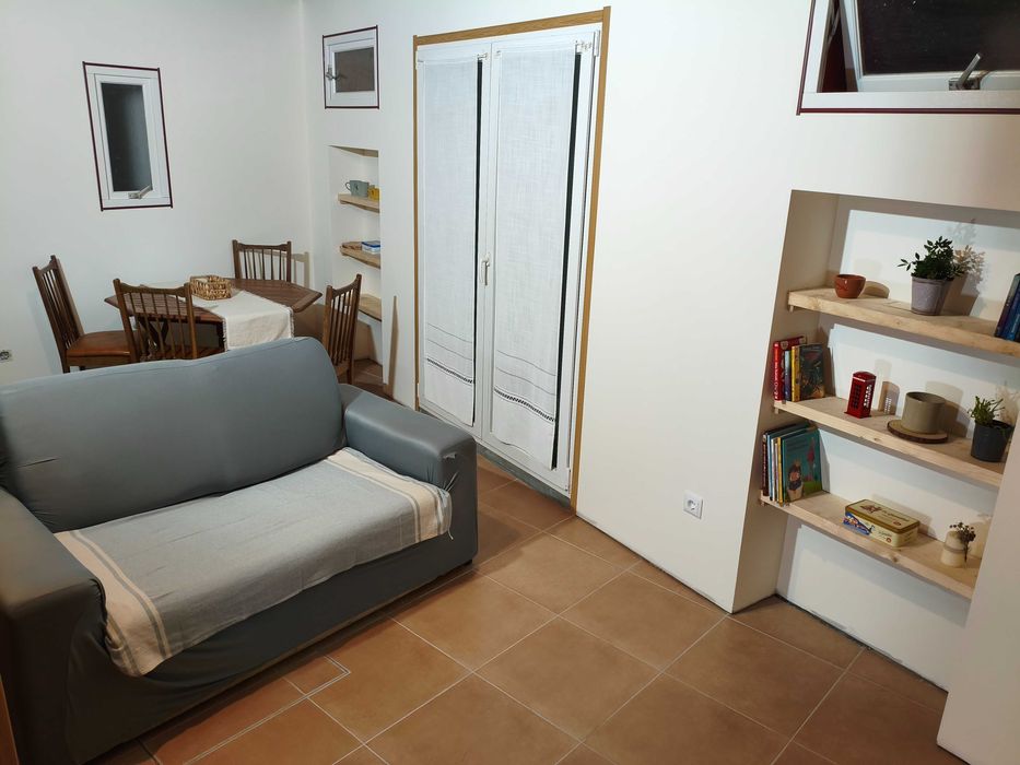 Moradia T2+1 mobilada, em fase final de remodelação, disponível a partir de início de junho.