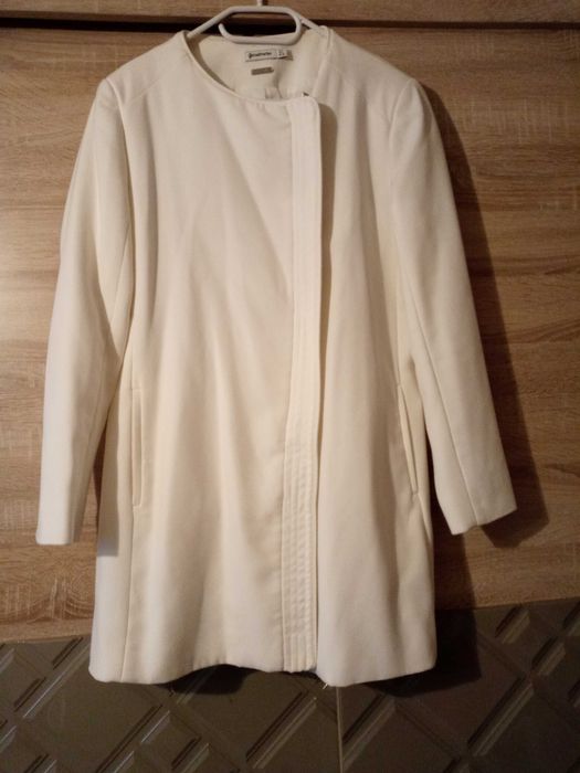 Płaszcz kremowy z paskiem