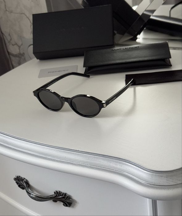 Солнцезащитные очки Saint Laurent тренд 2025 полный комплект