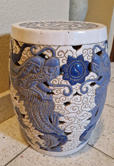 Oryginalny PUF ceramiczny orientalny wzorem smoków niebiesko biały