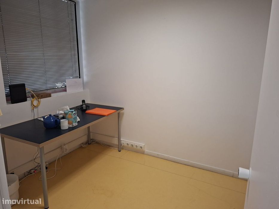 Gabinete Individual em imóvel de escritórios, em Telheira.