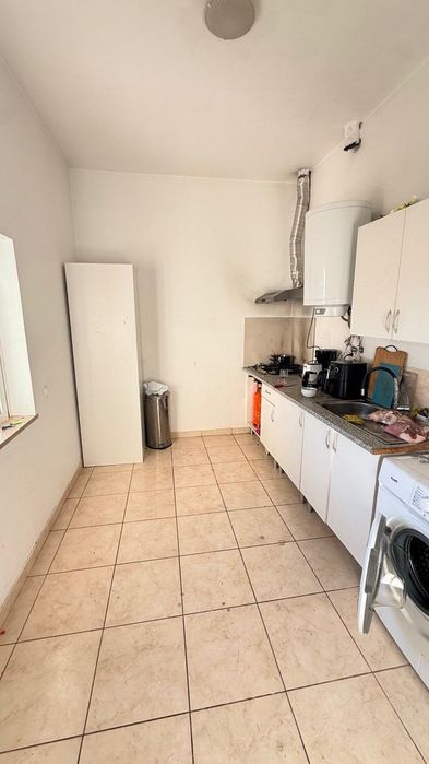Aluga-se um quarto em Parchal.