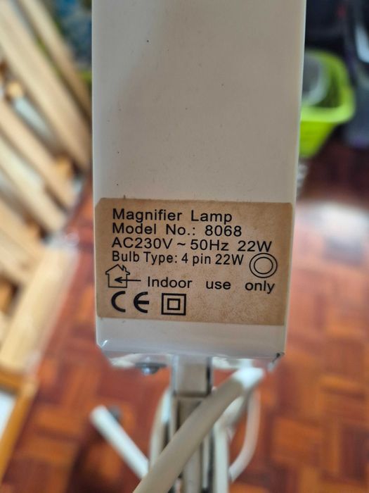 Candeeiro articulado e lupa - Material de estética