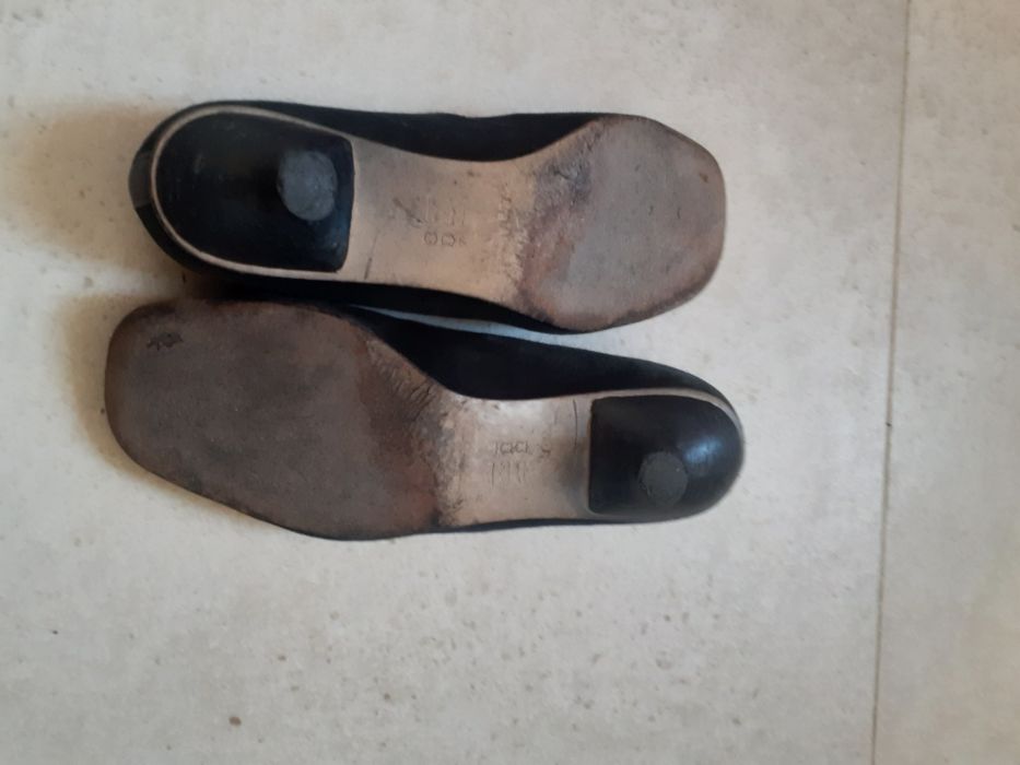 Sapatos pretos de camurça muito boa qualidade