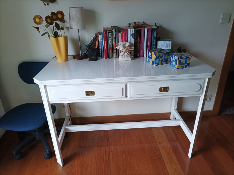 Secretaria lacada com duas gavetas