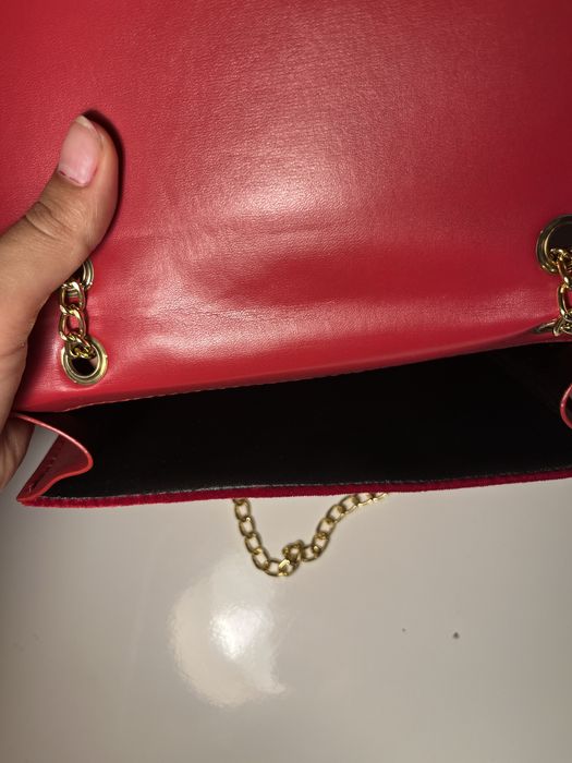 Bolsa vermelha com corrente dourada
