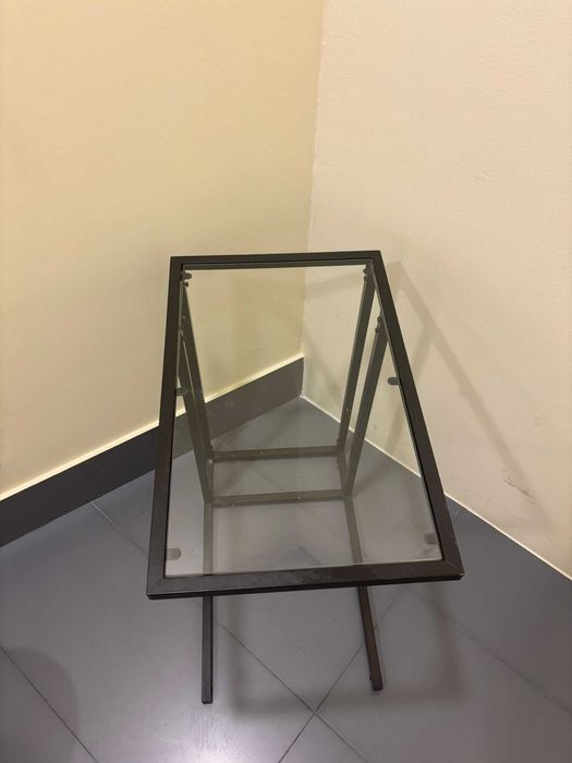 Mesa de apoio preta com vidro Ikea