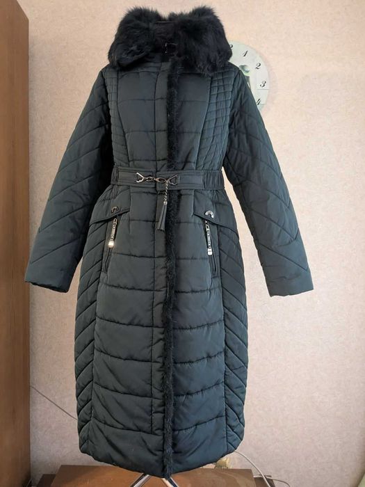 Утеплене жіноче пальто DAMADER Collection у  темно-зеленому відтінку, розмір 52