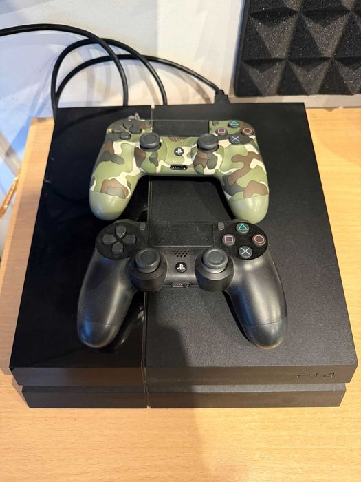 Playstation 4 + 2 Comandos