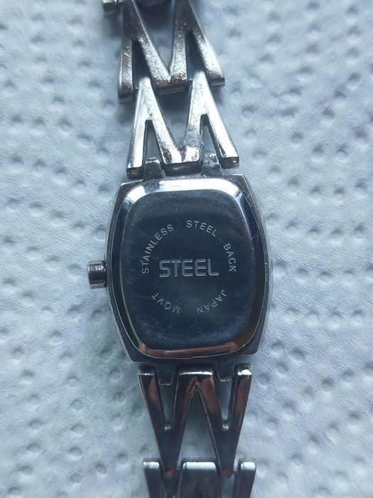 Vendo relógio de senhora  com bracelete metálica em bom estado. Tem pilha nova e funciona muito bem.