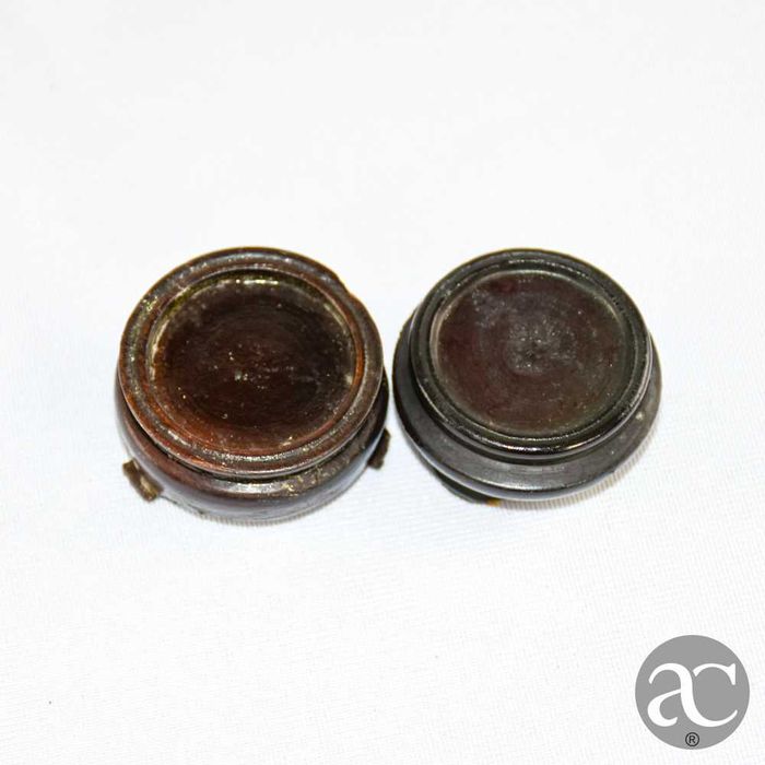 Par de pequenas jarras em cloisonné, China, com base em madeira