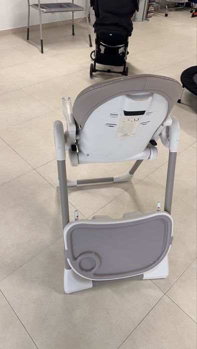 Carro, cadeira de refeições e banheira de bebe