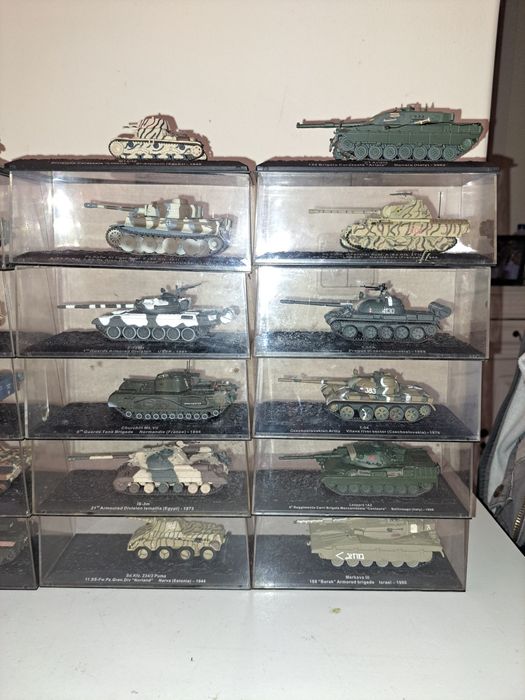 vendo lote de 24  miniaturas de colecção Tanques da 2ª Guerra, todos novos ainda na caixa.