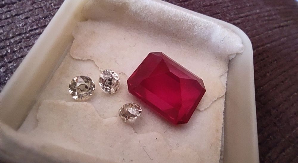 Rubi natural vermelho e 3 diamantes lapidados