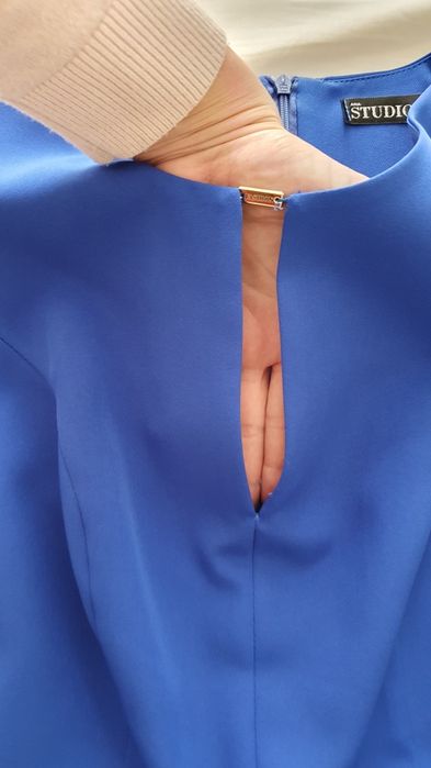 Krotka sukienka z wycięciem na dekolcie