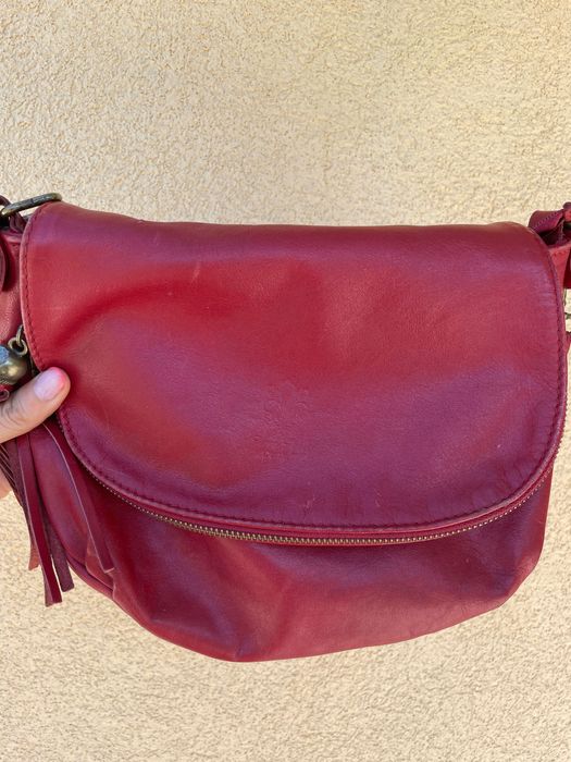 Червона шкіряна сумочка