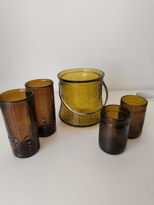 Copos e balde gelo castanhos