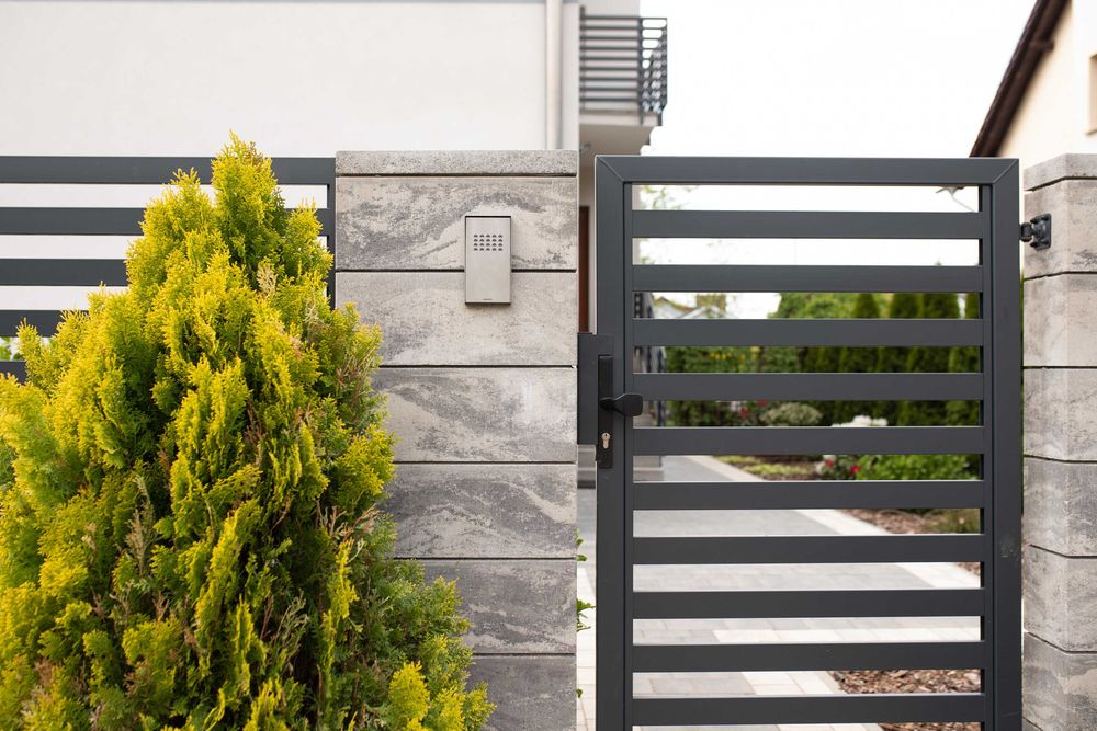 Ogrodzenie Frontowe, Palisada pozioma, Przęsła palisadowe + Joniec