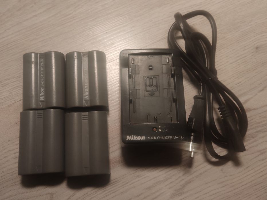 Nikon D700 + 4 baterie + grip + 4 karty CF Express