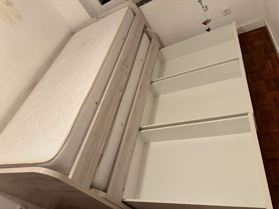 Cama c/ colchões + arrumação – Como nova