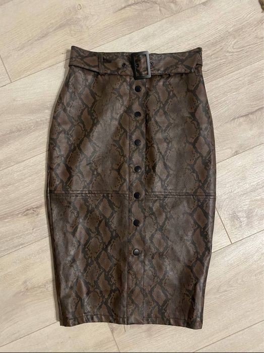 Шкіряна спідниця з стильнии принтом