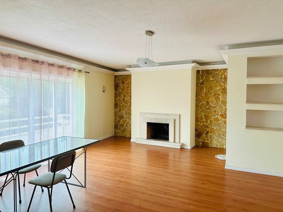 Grandes áreas/remodelado em condomínio Fechado com Garagem