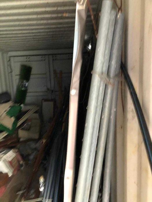 Oportunidade!Recheio de contentor com ferramentas  e outros materiais.