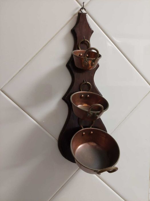 Peça decorativa de madeira com 3 tachos de cobre