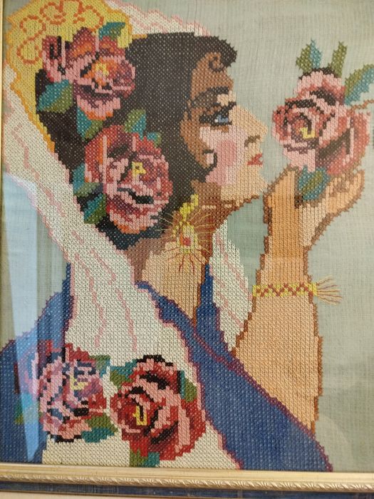 Картина вишита хрестиком- дівчина з квітами.
