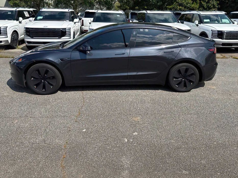 Tesla Model 3      2025