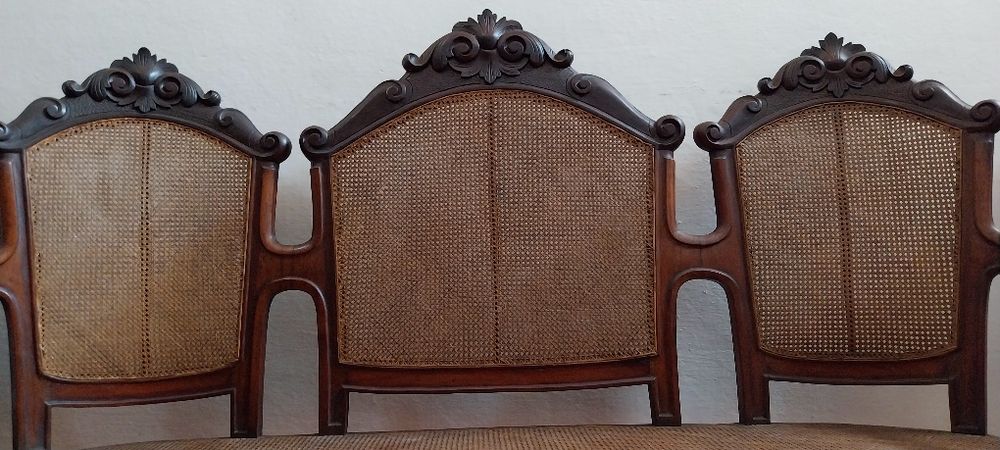 1 canapé e 2 cadeiroes em palhinha