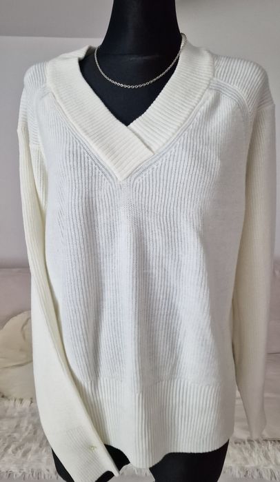 Sweterek z dekoldem ecru" Next".
