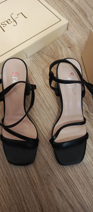 Босоніжки шкіряні 35 розмір