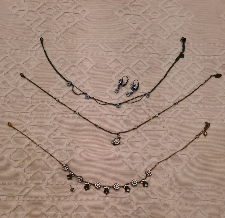 Colares, pulseiras, alfinetes e anéis