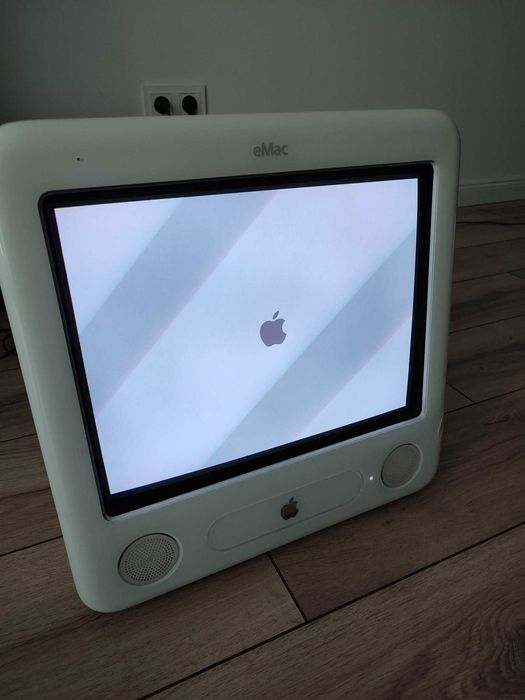 Komputer Apple eMac PowerPC G4 1Ghz 40GB 512 RAM ATI Radeon 7500