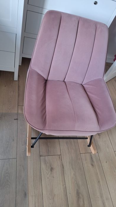 Fotel bujany pudrowy róż welur