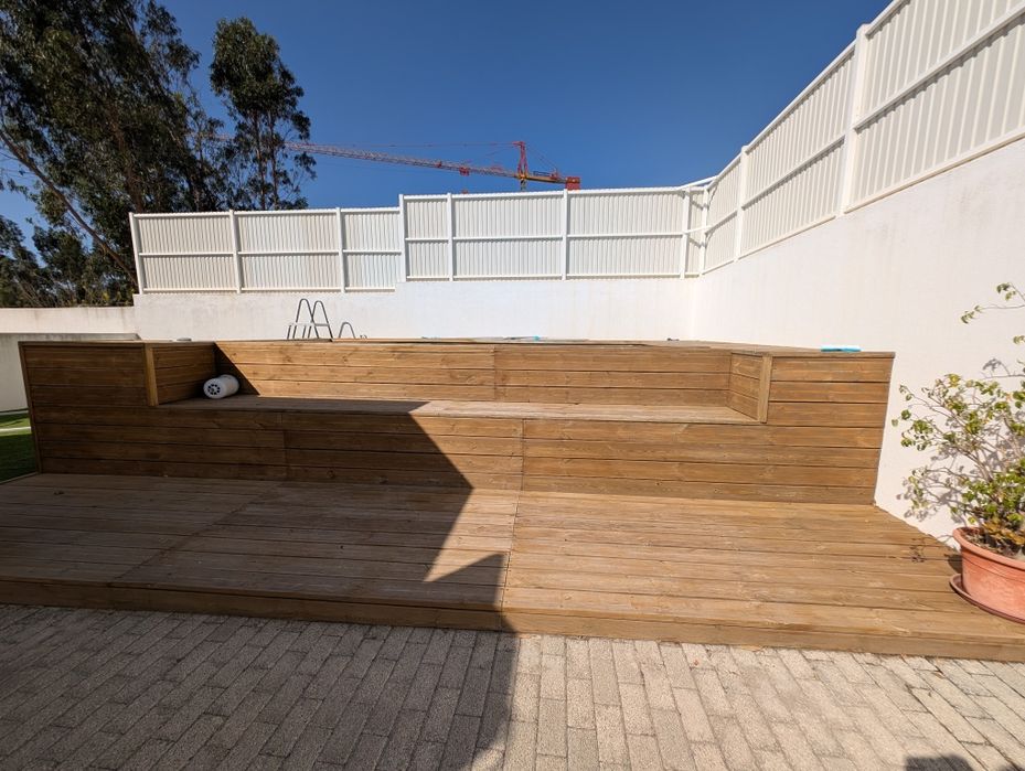Vendo piscina+acessórios, retângulo de relva artificial e estrutura de ferro e madeira que envolve a piscina