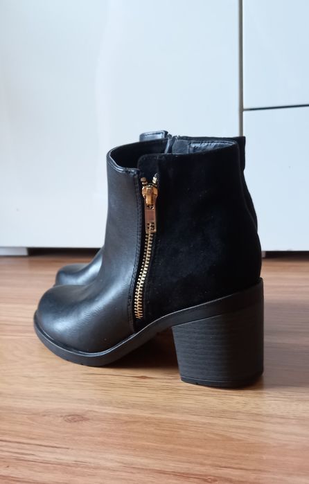 Botki czarne na 7cm słupku rozm 36 firmy Clara Barson