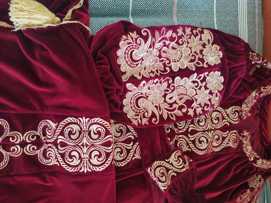 Шикарне бордове  вишневе бархатне оксамитове вишите золотом плаття