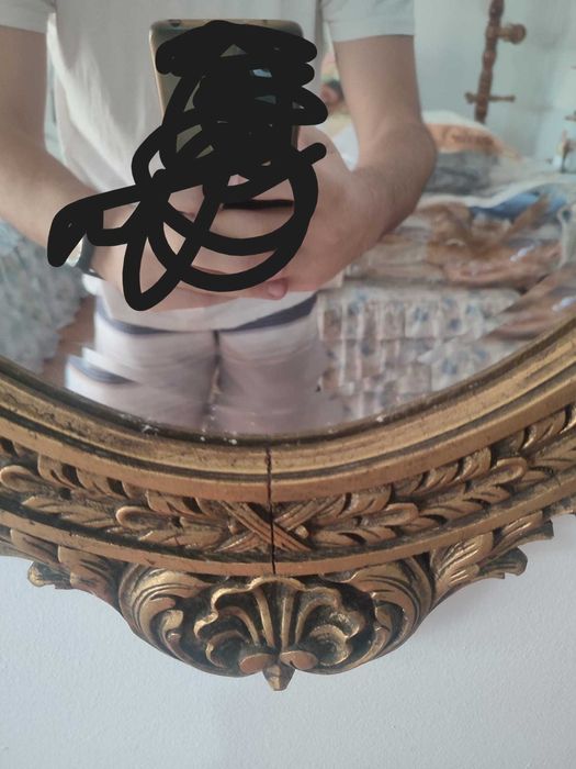 Espelho com marco dourado