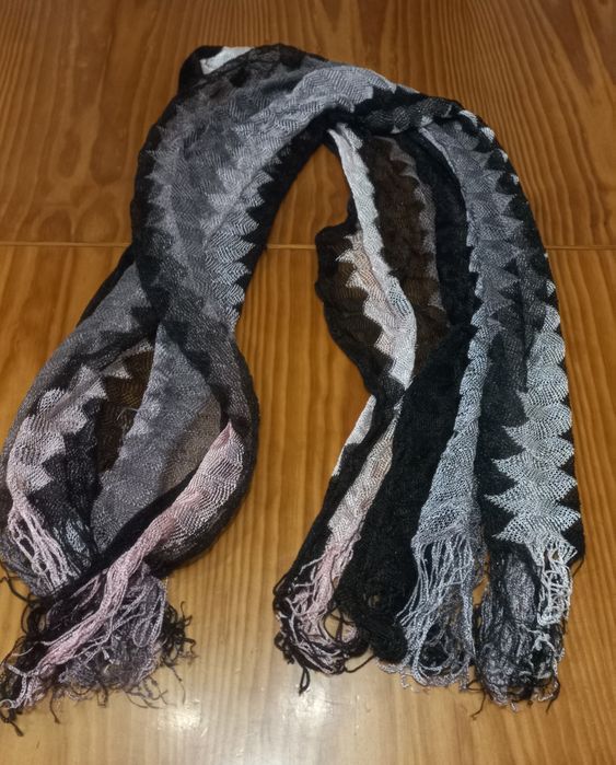Écharpe preta cinza e rosa