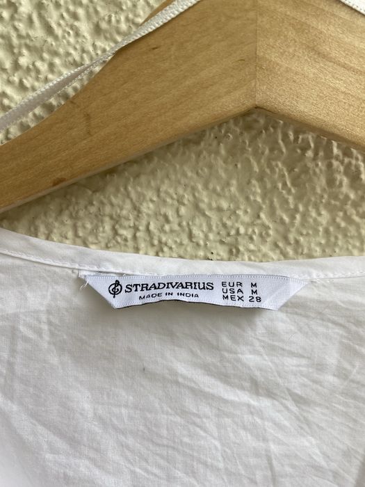 Biała koszula wiązana z falbnką stradivarius M