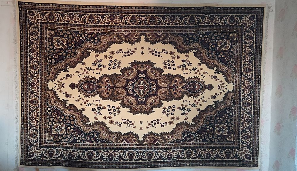 Продам килим 1,92*2,80 в гарному стані . Самовивіз