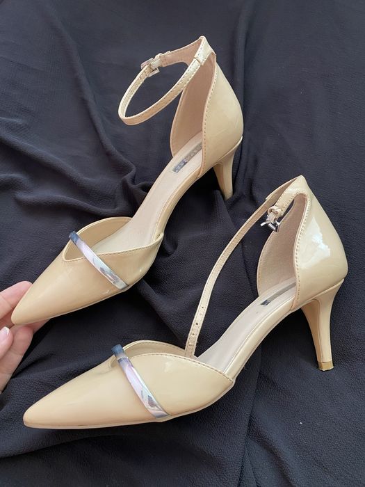 Туфлі лаковані на невеликому каблуку 6см.