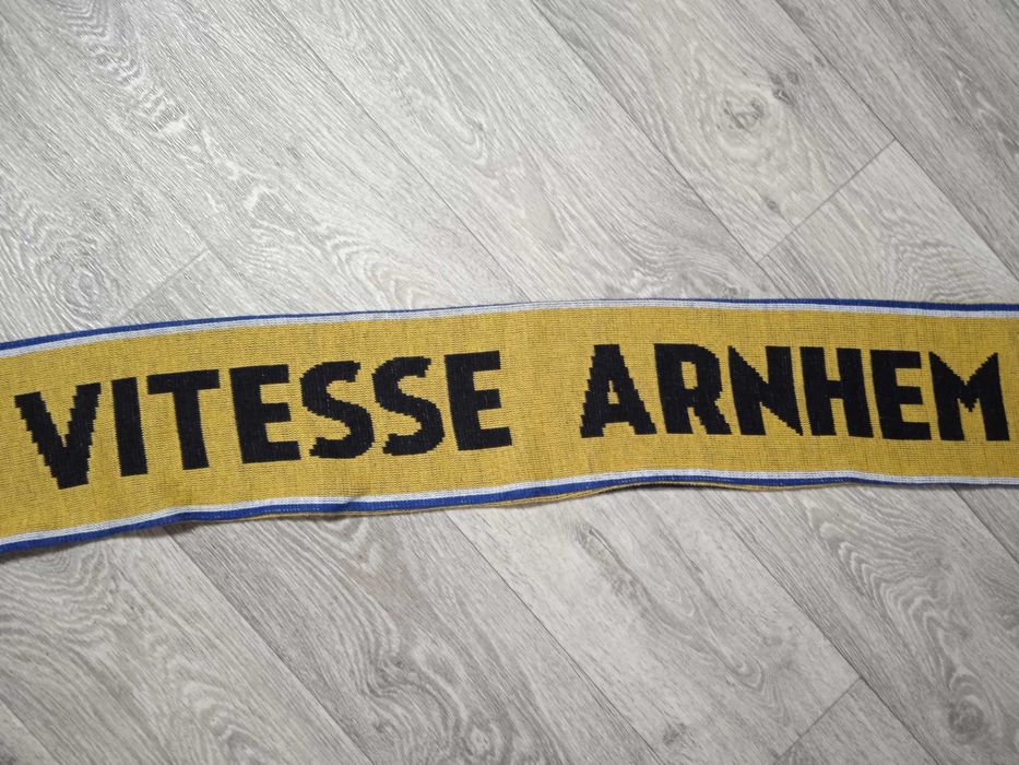 Шарф фанатов ФК  «Вите́сс» (Stichting Betaald Voetbal Vitesse)
