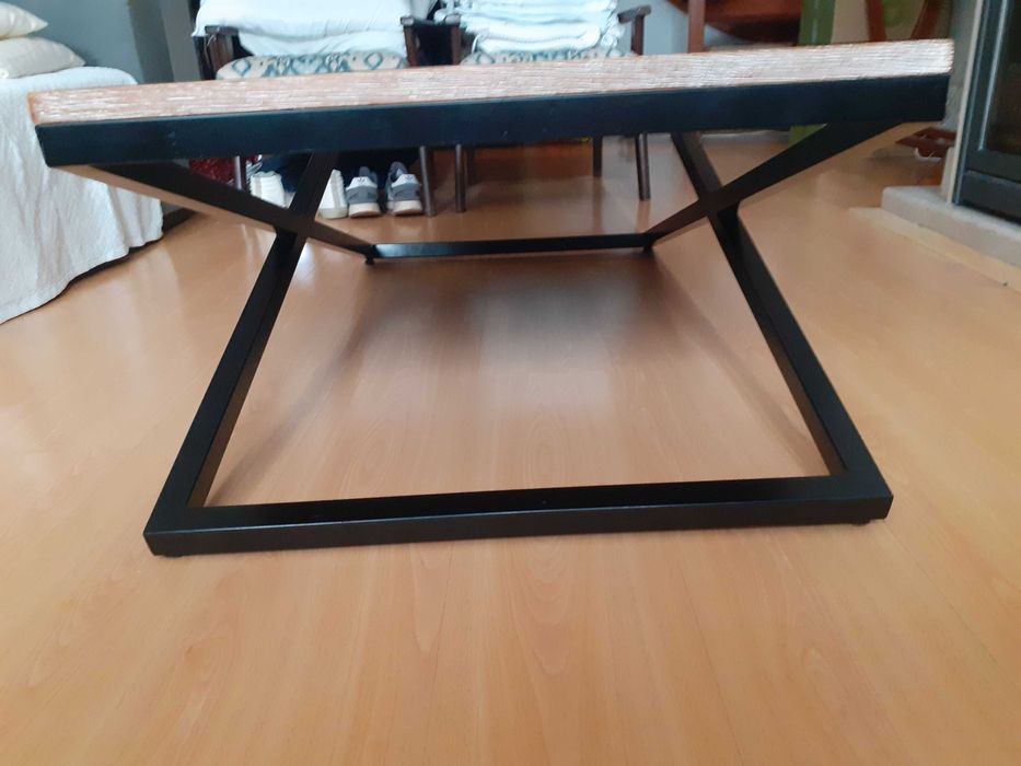 Mesa de centro pés de metal e tabuleiros em madeira design