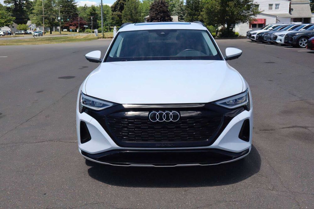 Audi Q8 e-tron quattro Premium Plus      2024