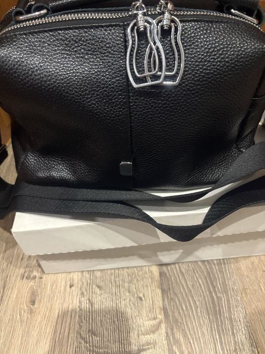 Сумочка из натуральной кожи черного цвета