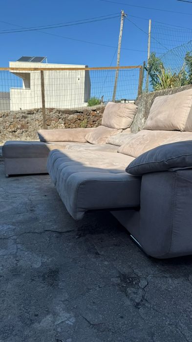 Sofá Chaiselongue Canto em Tecido Bege / Cinza Claro (Com Assentos Extensíveis)